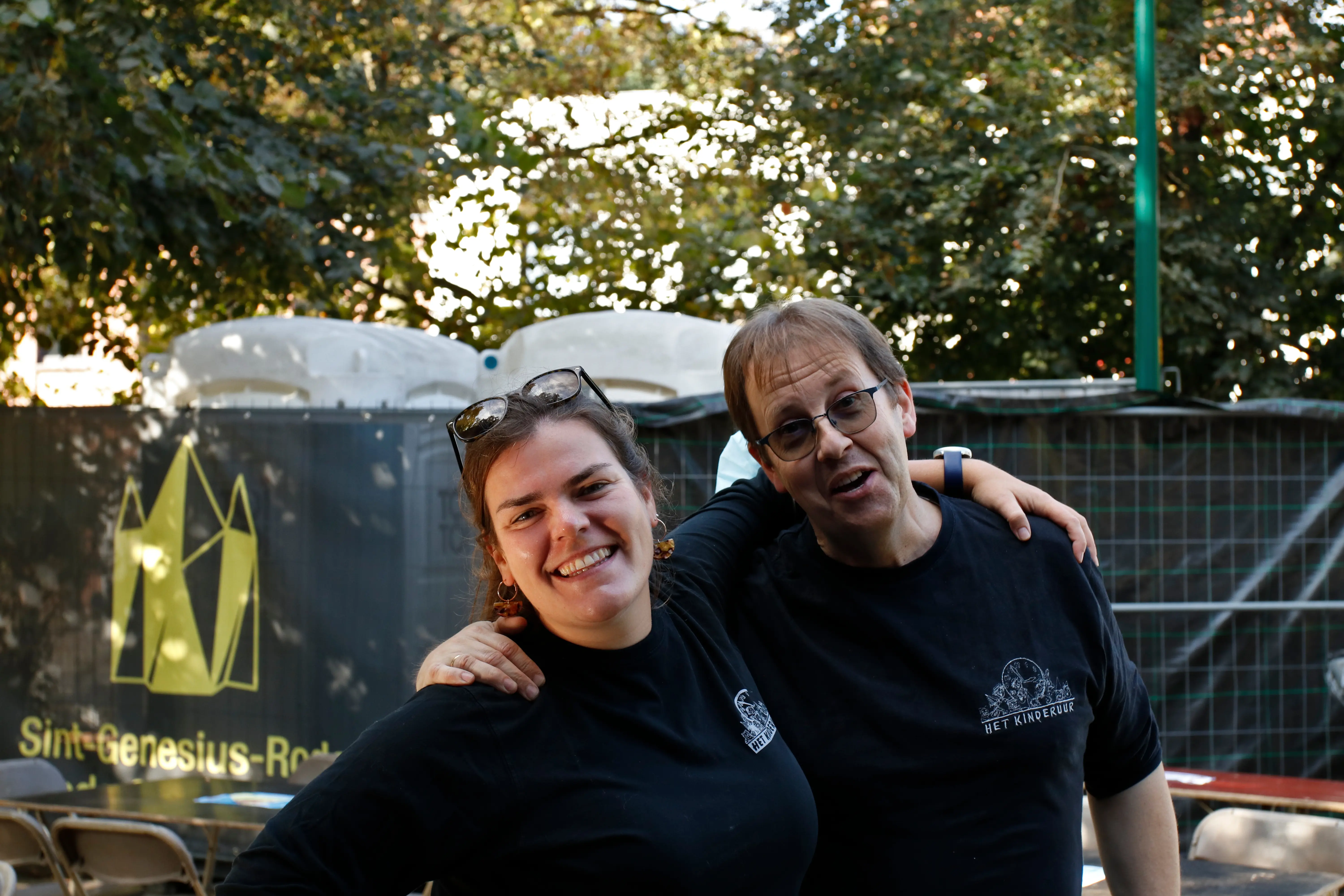 2 mensen van het Kinderuur aan het lachen voor de camera